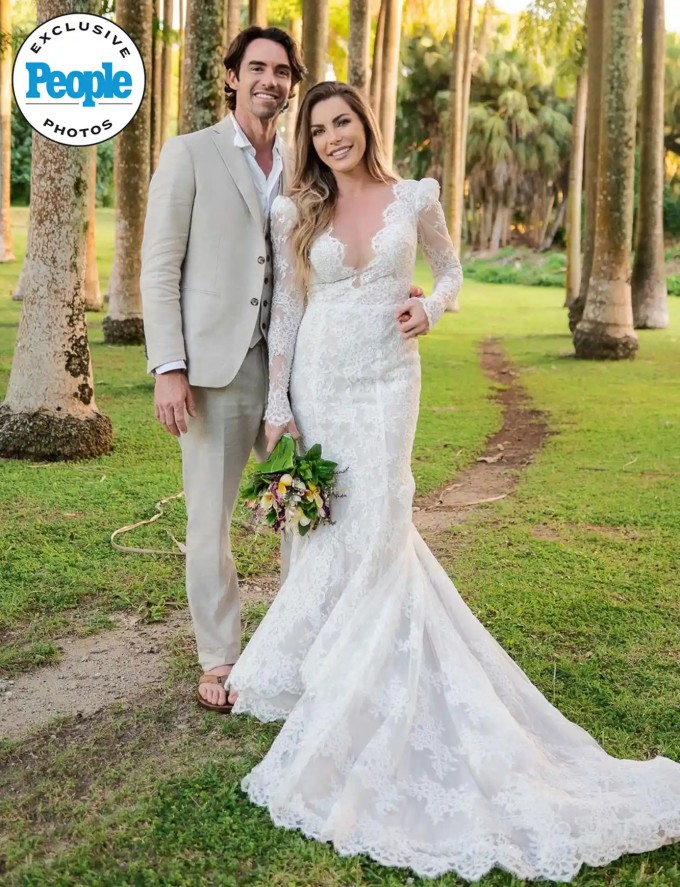 Vợ góa của ông chủ Playboy tái hôn 1 Crystal Harris và chú rể James Ward. Ảnh: People