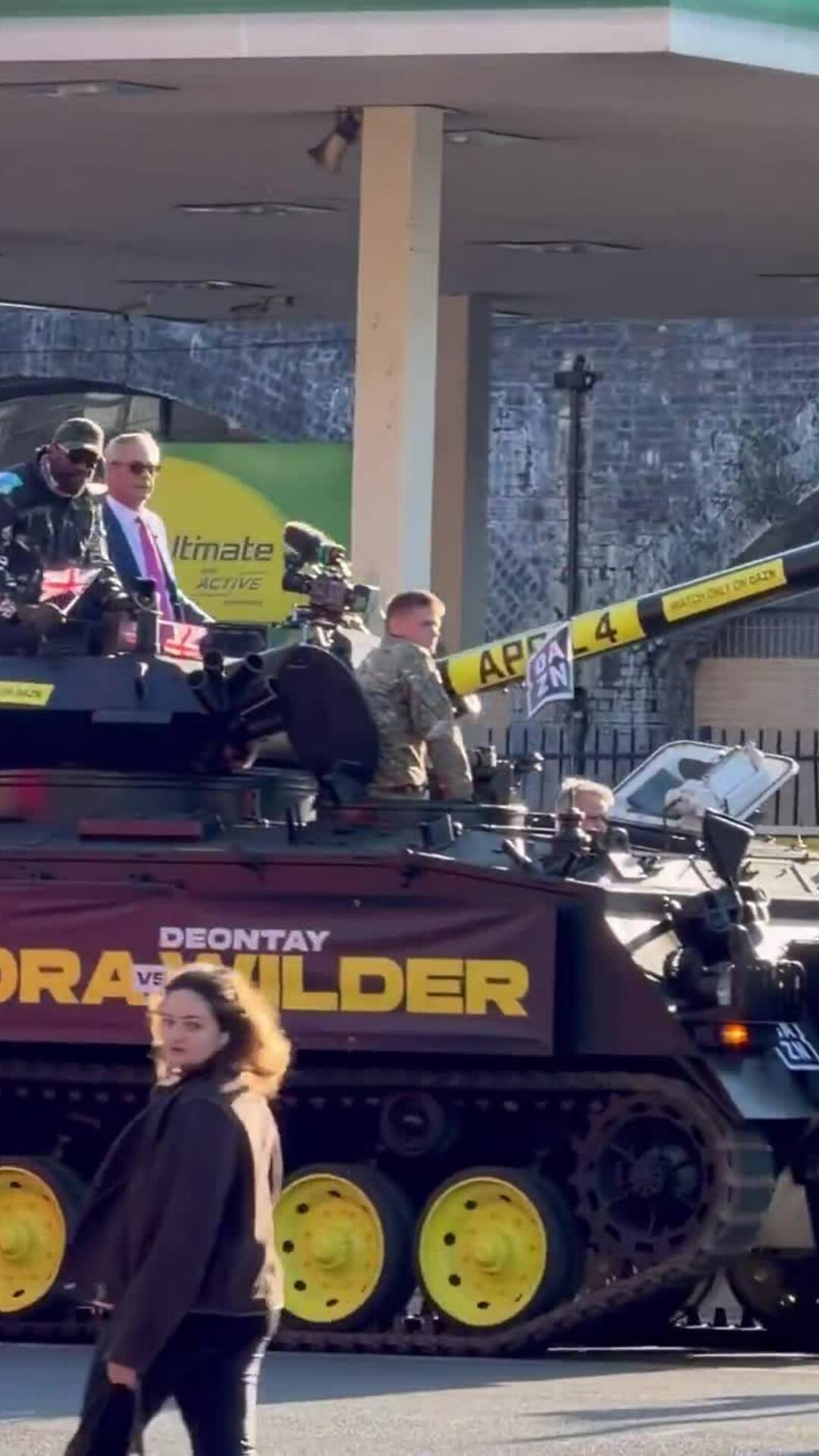 Derek Chisora đi xe tăng dự họp báo