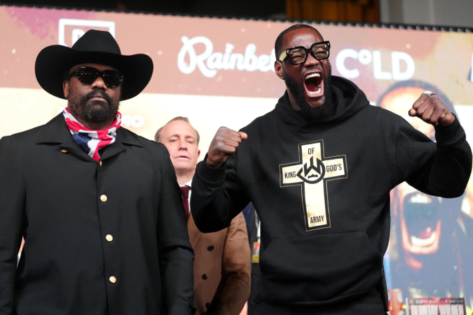 Derek Chisora (trái) và Deontay Wilder tham dự buổi họp báo ở London, Anh ngày 2/4/2026. Ảnh: AP