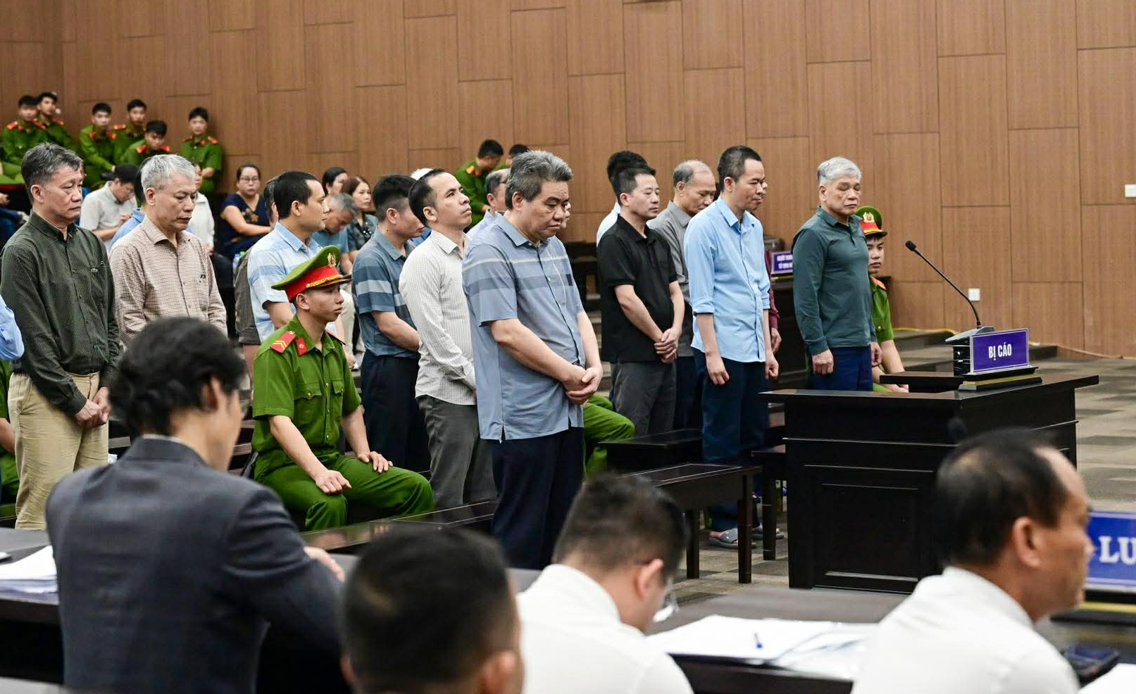 Cựu thứ trưởng - Ảnh 1.