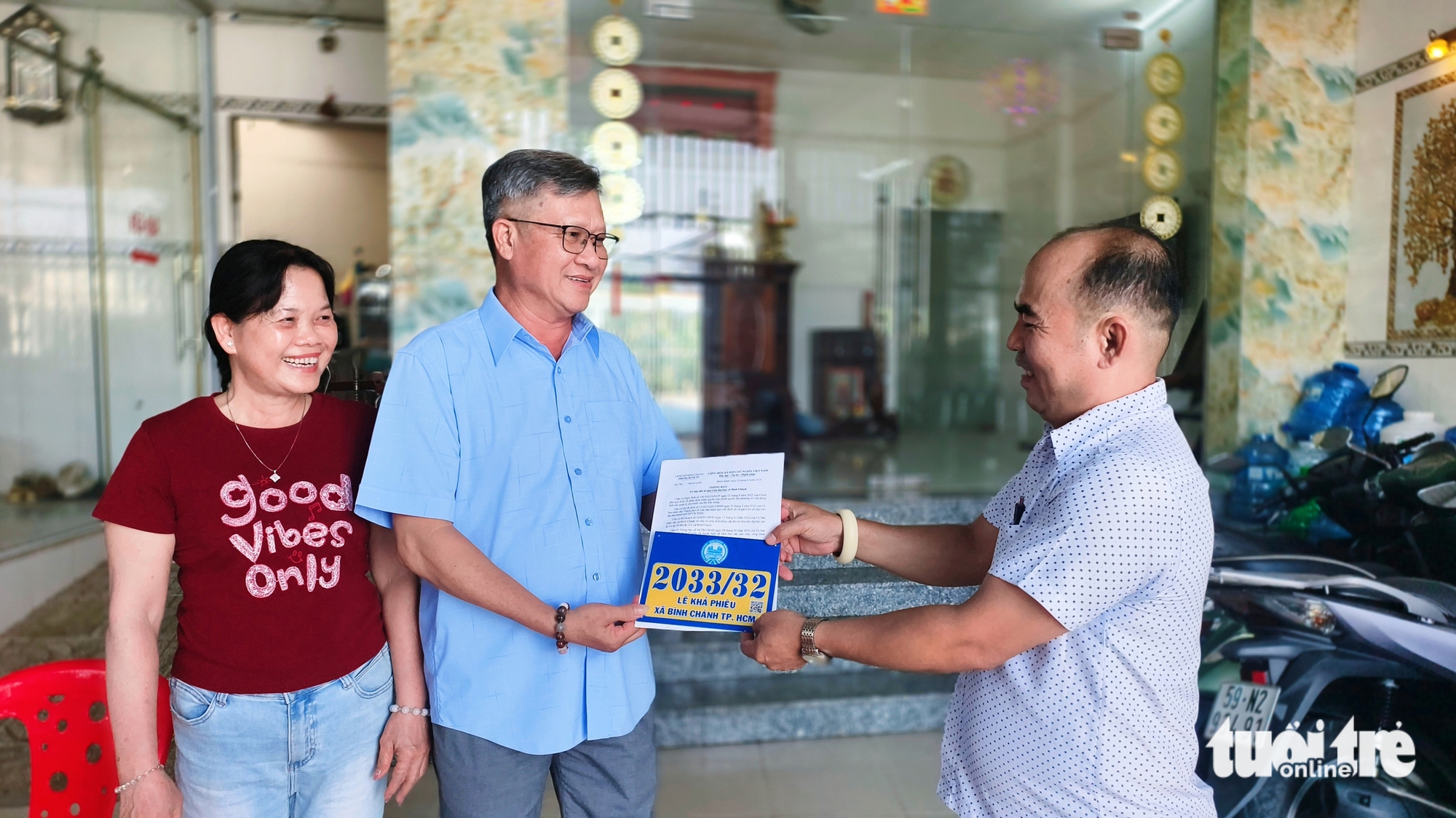 Xã Bình Chánh trao biển số nhà mới cho gần 18.000 hộ: Shipper dễ tìm, giao dịch thuận lợi hơn - Ảnh 1.