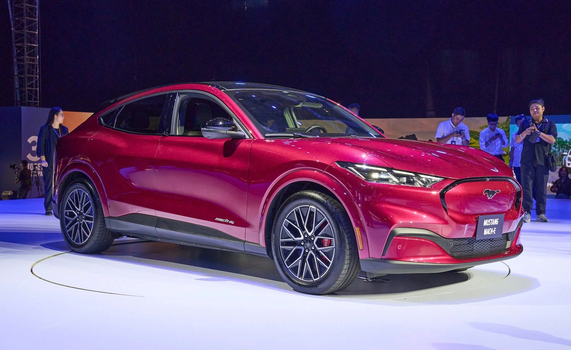 Xe điện duy nhất của Ford tại Việt Nam giảm 900 triệu đồng - Ảnh 1.