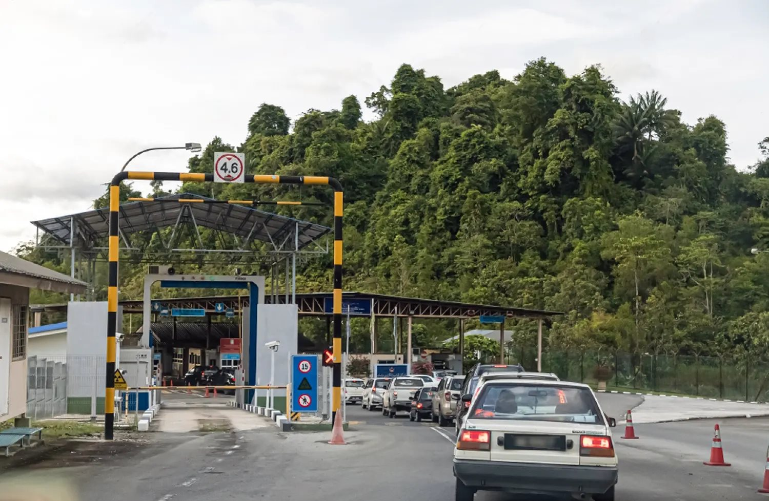 Xe phải đổ gần đầy bình xăng dầu mới được nhập cảnh nước láng giềng của Việt Nam- Ảnh 1.