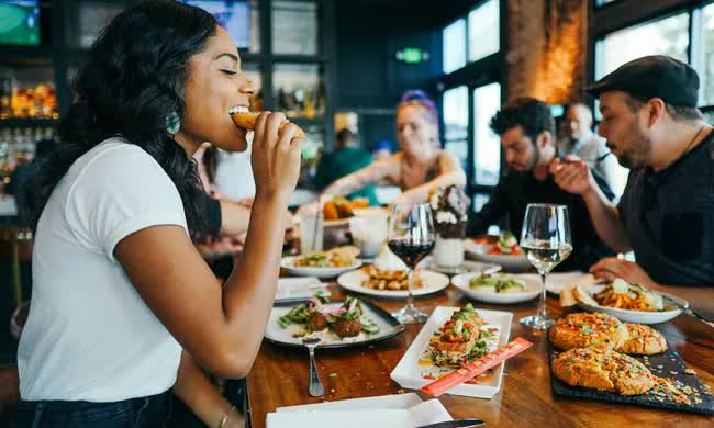 Xu hướng lạ 'bỏ điện thoại mới được ăn ngon' đang bùng nổ ở Mỹ - Ảnh 1.