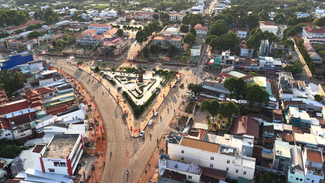 Xuân Lộc phát triển lợi thế ra sao? 1 Xuân Lộc lấy hạ tầng – dịch vụ - du lịch là trụ cột phát triển - Ảnh 1.