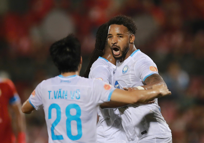 Tiền đạo CLB Nam Định Nguyễn Xuân Son mừng bàn mở tỷ số trên chấm phạt đền trong trận thắng Hà Tĩnh 2-0 ở vòng 17 V-League 2025-2026, trên sân Hà Tĩnh ngày 5/4/2026. Ảnh: Quang Đương