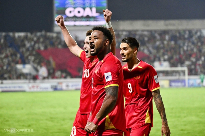 Xuân Son ăn mừng bàn thắng, và phía sau là Hoàng Hên, trong trận đấu Malaysia ở vòng loại cuối Asian Cup 2027. Ảnh: Giang Huy