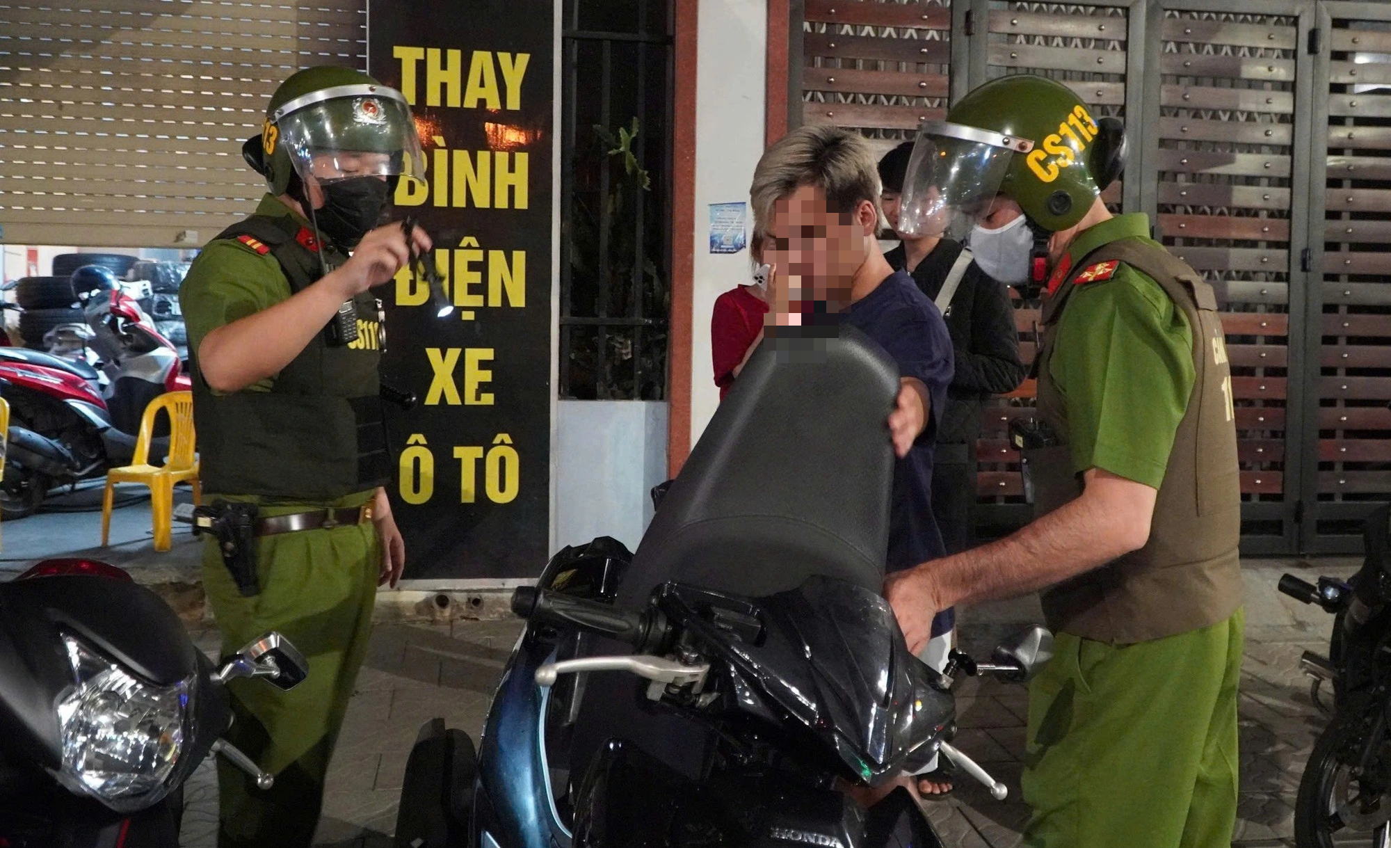 Công an Đà Nẵng ra quân trấn áp thanh thiếu niên náo loạn đường phố - Ảnh 3.