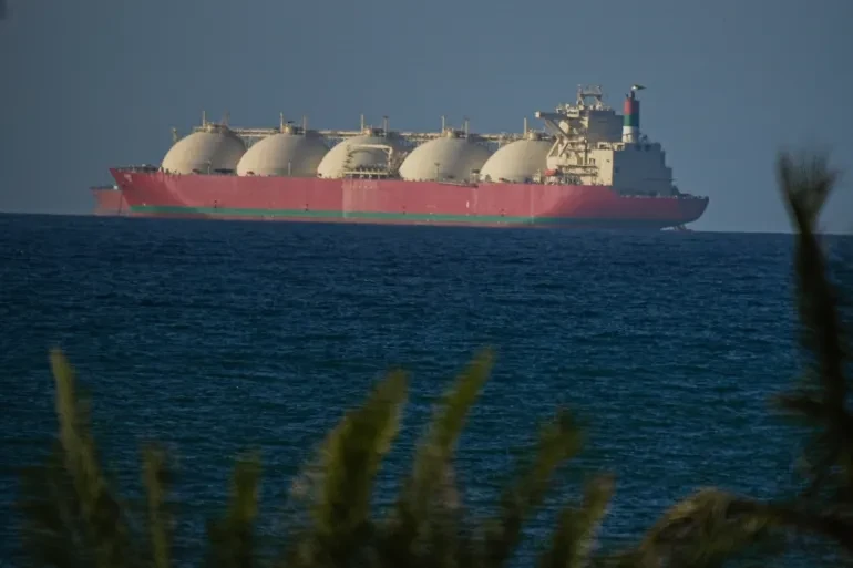 Một tàu chở dầu đi qua eo biển Hormuz ngày 8-4. Ảnh: SHADI J H ALASSAR/ANADOLU AGENCY de-xuat-cua-iran-ve-eo-bien-hormuz-nhin-tu-lang-kinh-luat-quoc-te.png