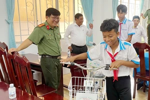 Cục An ninh nội địa tặng xe đạp cho học sinh và quà cho người dân ở Cần Thơ, Vĩnh Long